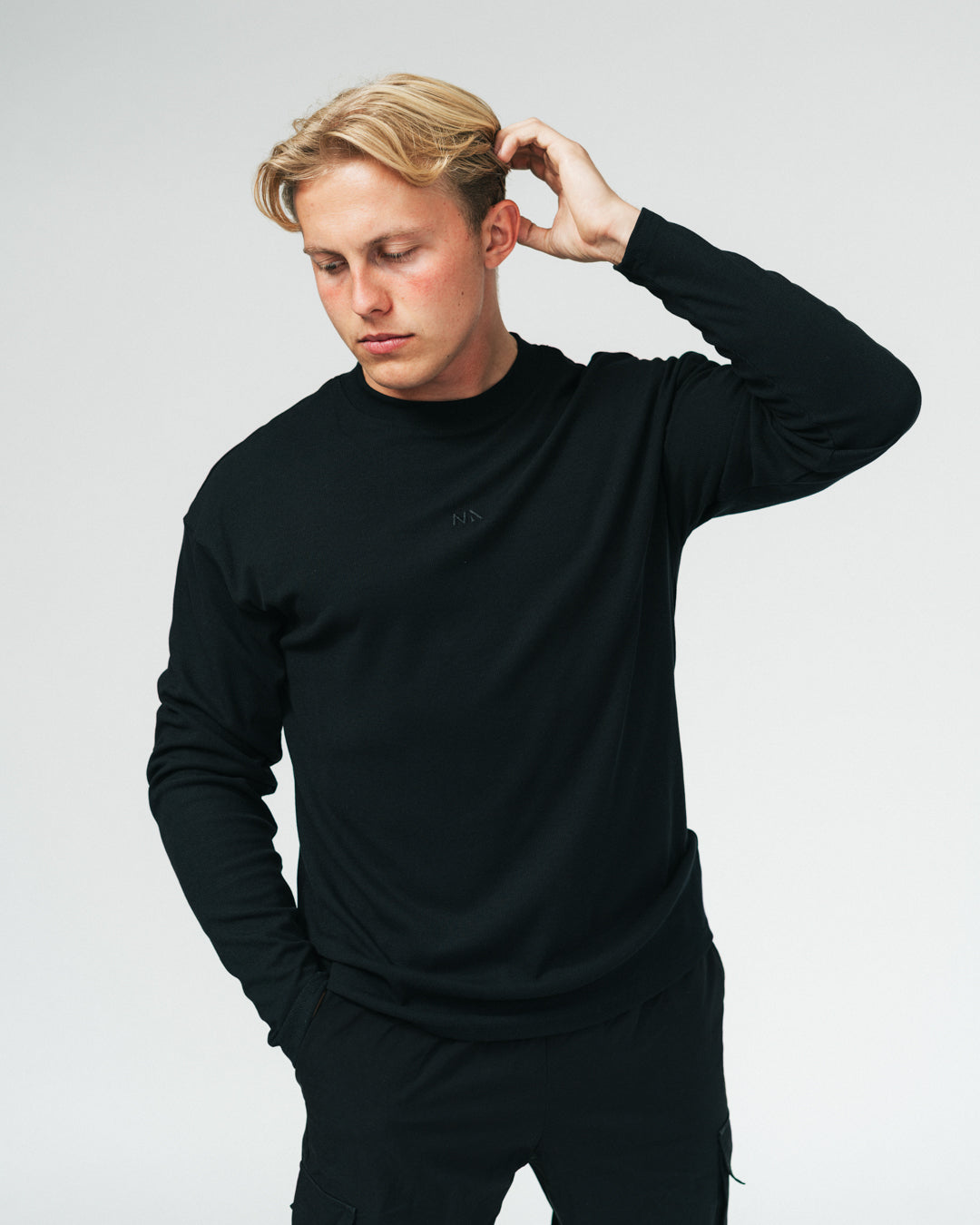NA’s Active Long Sleeve er en funktionel og stilren langærmet sportstrøje til både mænd og kvinder. Lavet i et let, åndbart og svedtransporterende materiale, der giver maksimal komfort og bevægelsesfrihed – perfekt til styrketræning, løb og andre former for træning. Den atletiske pasform og det minimalistiske design gør den også oplagt til hverdagsbrug som en del af din træningsgarderobe.