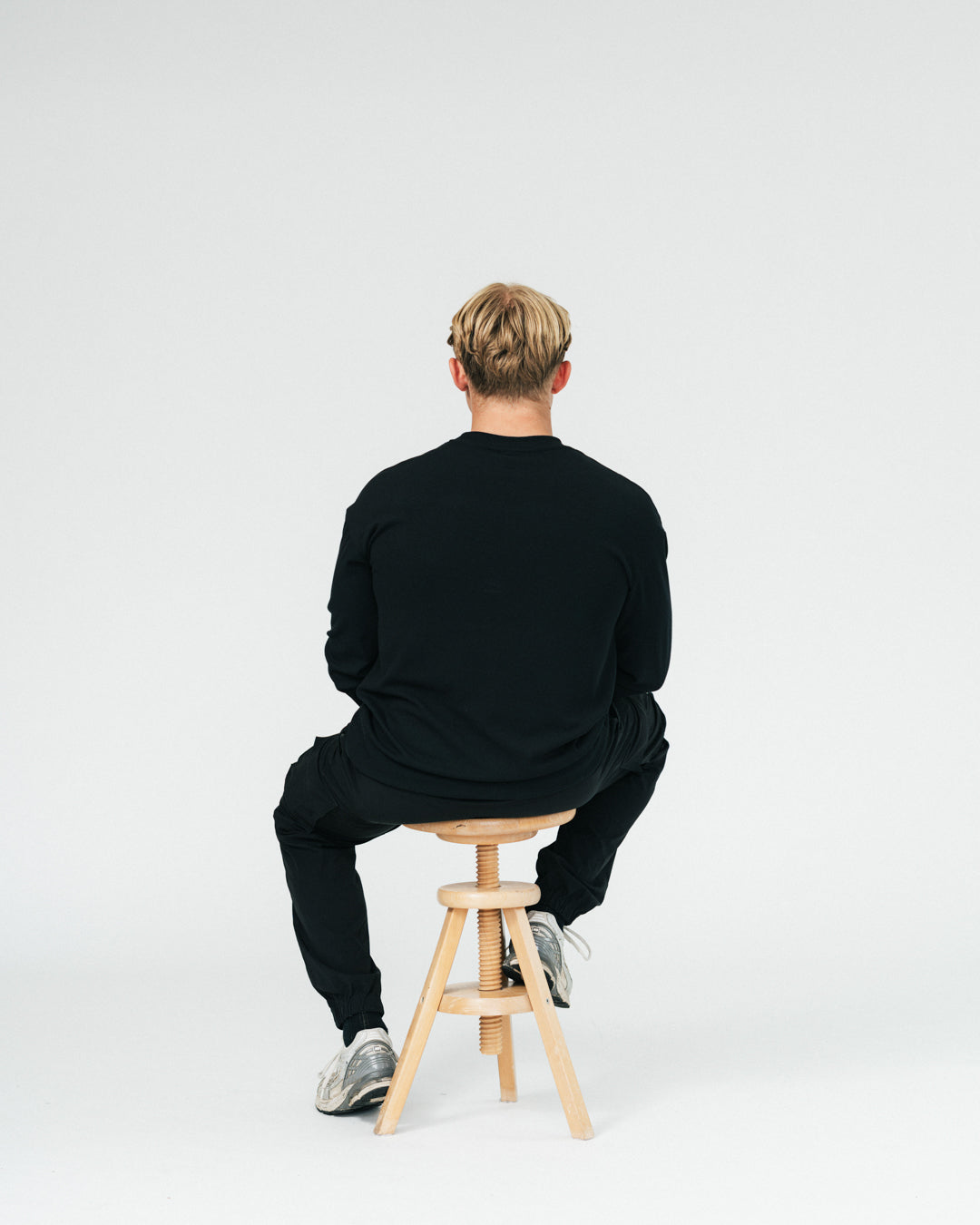 NA’s Active Long Sleeve er en funktionel og stilren langærmet sportstrøje til både mænd og kvinder. Lavet i et let, åndbart og svedtransporterende materiale, der giver maksimal komfort og bevægelsesfrihed – perfekt til styrketræning, løb og andre former for træning. Den atletiske pasform og det minimalistiske design gør den også oplagt til hverdagsbrug som en del af din træningsgarderobe.