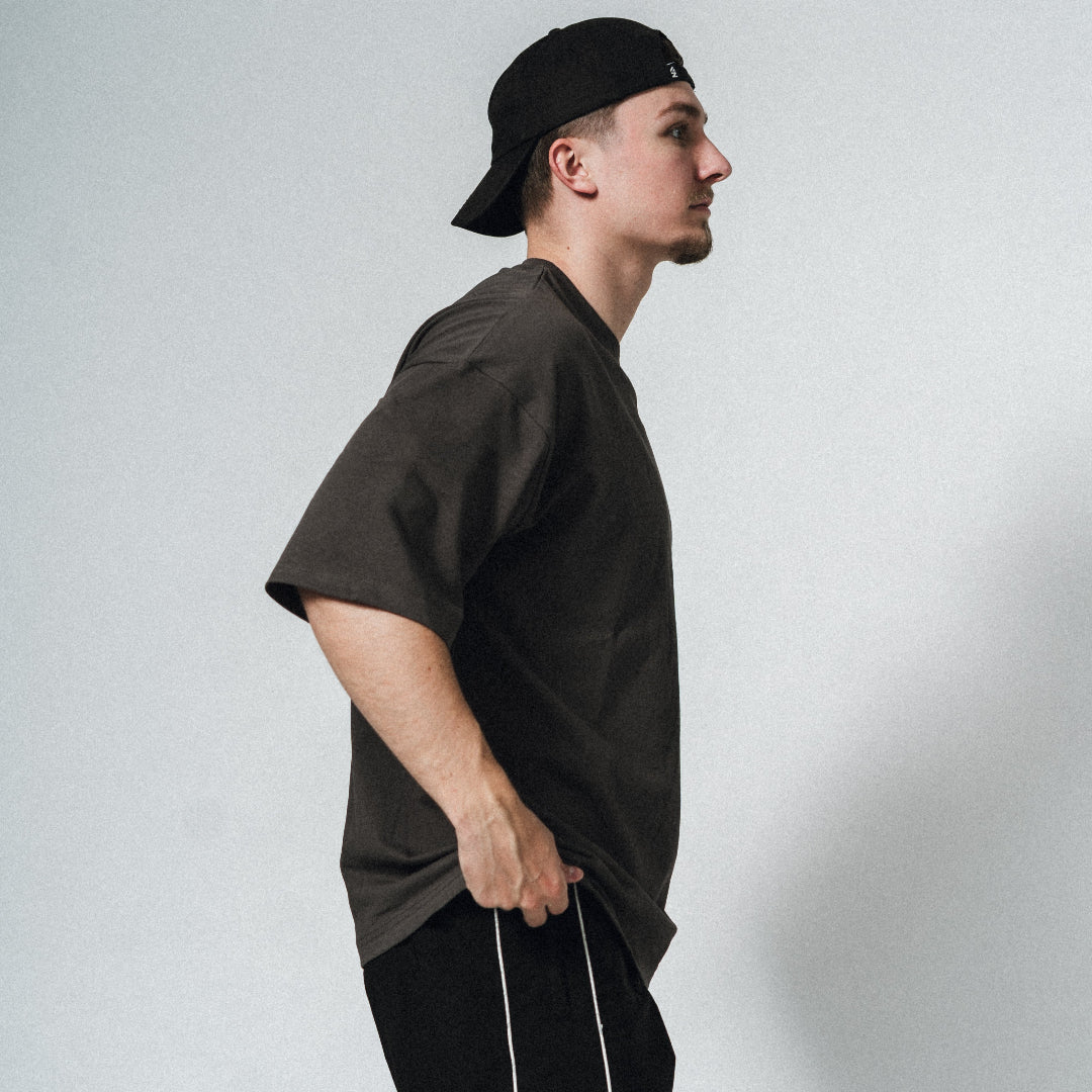 NA's Oversized t-shirt er beskrevet som det perfekte pump cover, gennemført pasform og maksimal komfort. Det bløde og åndbare bomuld kombineret med det ikoniske oversized box fit - gør den ideel som både træningstrøje og casual hverdagslook. Med drop shoulders og et naturligt fald over brystet, der skaber en flatterende silhuet, går du aldrig galt i byen med den her t-shirt.