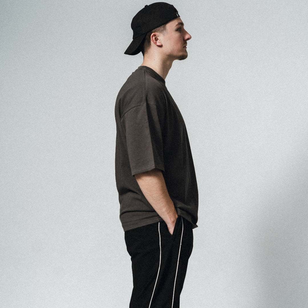 NA's Oversized t-shirt er beskrevet som det perfekte pump cover, gennemført pasform og maksimal komfort. Det bløde og åndbare bomuld kombineret med det ikoniske oversized box fit - gør den ideel som både træningstrøje og casual hverdagslook. Med drop shoulders og et naturligt fald over brystet, der skaber en flatterende silhuet, går du aldrig galt i byen med den her t-shirt.