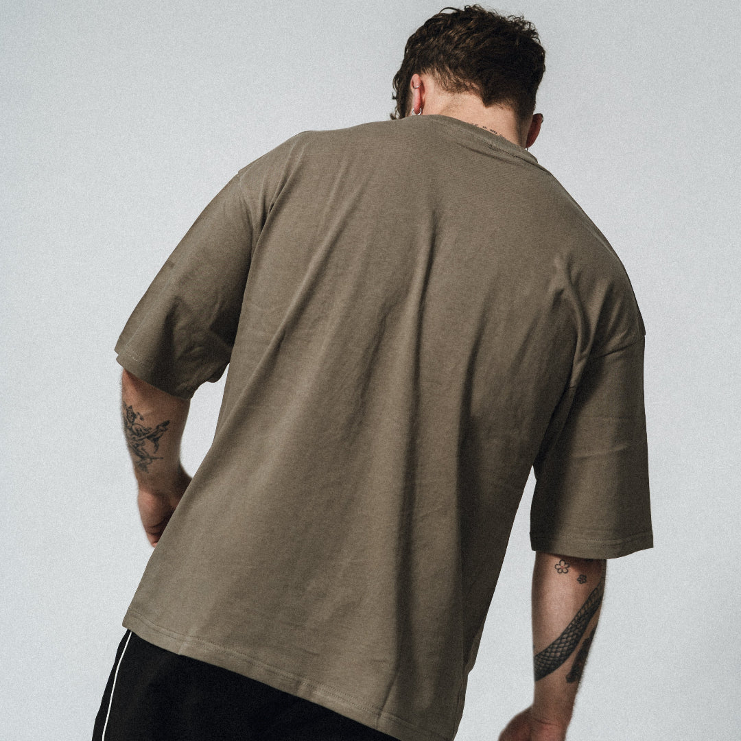 NA's Oversized t-shirt er beskrevet som det perfekte pump cover, gennemført pasform og maksimal komfort. Det bløde og åndbare bomuld kombineret med det ikoniske oversized box fit - gør den ideel som både træningstrøje og casual hverdagslook. Med drop shoulders og et naturligt fald over brystet, der skaber en flatterende silhuet, går du aldrig galt i byen med den her t-shirt.