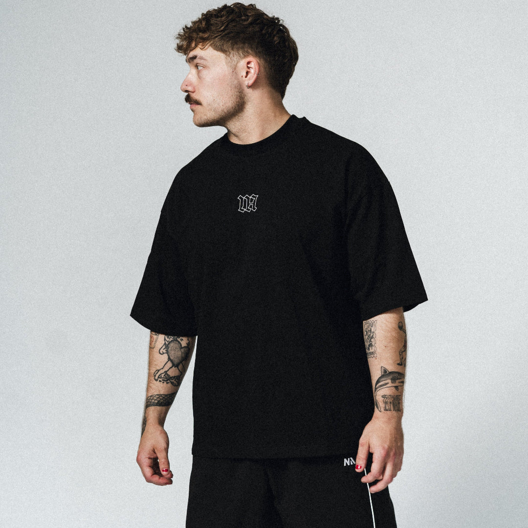NA's Oversized t-shirt er beskrevet som det perfekte pump cover og nu kan du finde dem med moderne, simpelt og stilfuldt Gothic print, der går perfekt sammen med resten af dit træningstøj.
Det bløde og åndbare bomuld kombineret med det ikoniske oversized box fit - gør den ideel som både træningstrøje og casual hverdagslook. Med drop shoulders og et naturligt fald over brystet, der skaber en flatterende silhuet, går du aldrig galt i byen med den her t-shirt.
En ny standard inden for komfortabelt træningstøj
