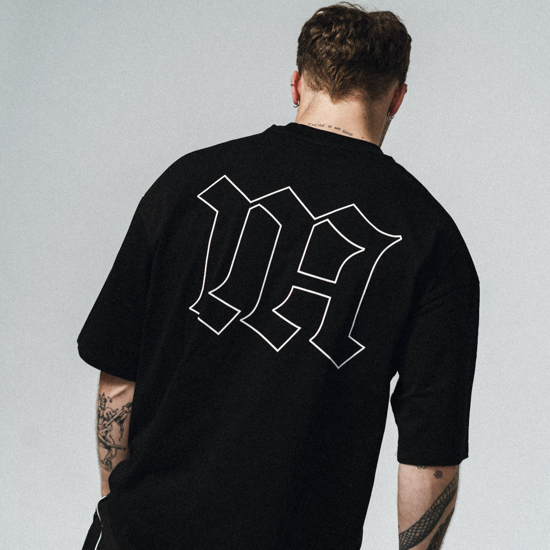 NA's Oversized t-shirt er beskrevet som det perfekte pump cover og nu kan du finde dem med moderne, simpelt og stilfuldt Gothic print, der går perfekt sammen med resten af dit træningstøj.
Det bløde og åndbare bomuld kombineret med det ikoniske oversized box fit - gør den ideel som både træningstrøje og casual hverdagslook. Med drop shoulders og et naturligt fald over brystet, der skaber en flatterende silhuet, går du aldrig galt i byen med den her t-shirt.
En ny standard inden for komfortabelt træningstøj
