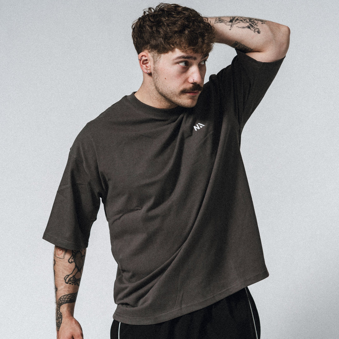 NA's Oversized t-shirt er beskrevet som det perfekte pump cover, gennemført pasform og maksimal komfort. Det bløde og åndbare bomuld kombineret med det ikoniske oversized box fit - gør den ideel som både træningstrøje og casual hverdagslook. Med drop shoulders og et naturligt fald over brystet, der skaber en flatterende silhuet, går du aldrig galt i byen med den her t-shirt.