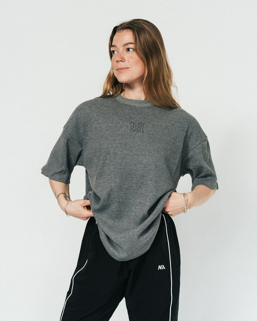 Blød, komfortabel og lavet til at følge dig hele dagen – både til træning og alt der indimellem!
Vores Waffle T-shirt kombinerer komfort og performance med den perfekte pasform - et oversized fit, med det ikoniske drop shoulder look og et flot fald over brystet.