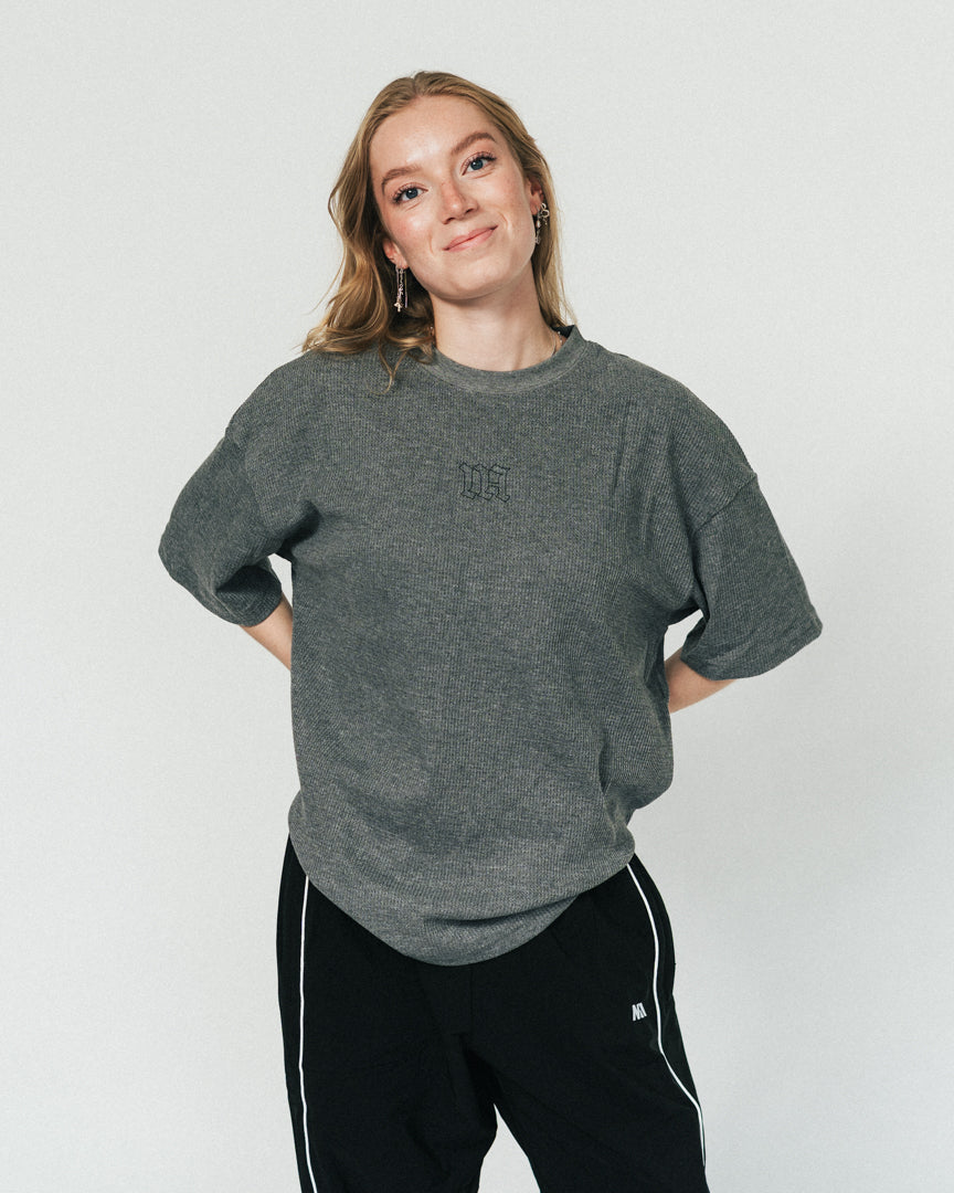 Blød, komfortabel og lavet til at følge dig hele dagen – både til træning og alt der indimellem!
Vores Waffle T-shirt kombinerer komfort og performance med den perfekte pasform - et oversized fit, med det ikoniske drop shoulder look og et flot fald over brystet.
