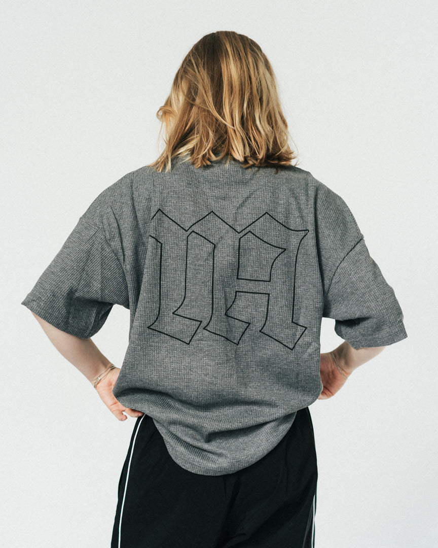 Blød, komfortabel og lavet til at følge dig hele dagen – både til træning og alt der indimellem!
Vores Waffle T-shirt kombinerer komfort og performance med den perfekte pasform - et oversized fit, med det ikoniske drop shoulder look og et flot fald over brystet.