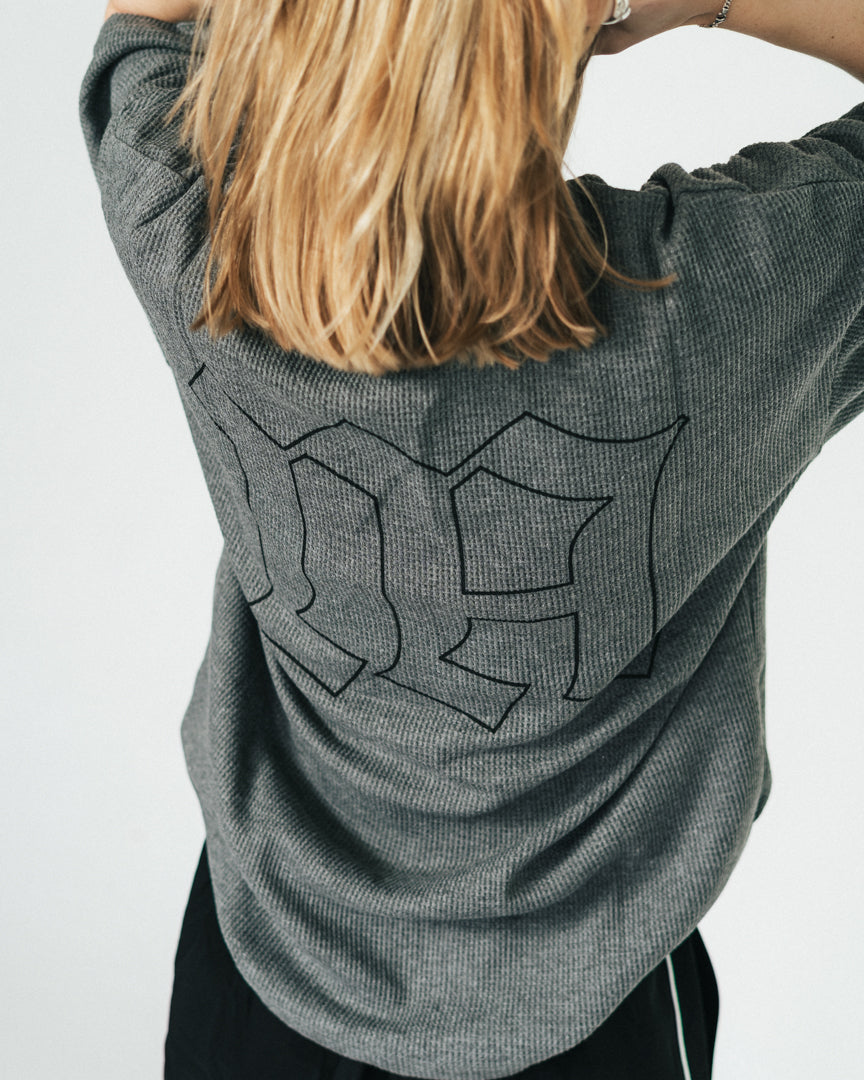 Blød, komfortabel og lavet til at følge dig hele dagen – både til træning og alt der indimellem!
Vores Waffle T-shirt kombinerer komfort og performance med den perfekte pasform - et oversized fit, med det ikoniske drop shoulder look og et flot fald over brystet.