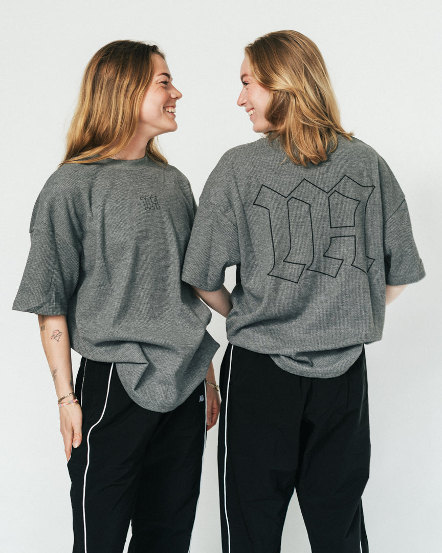 Blød, komfortabel og lavet til at følge dig hele dagen – både til træning og alt der indimellem!
Vores Waffle T-shirt kombinerer komfort og performance med den perfekte pasform - et oversized fit, med det ikoniske drop shoulder look og et flot fald over brystet.