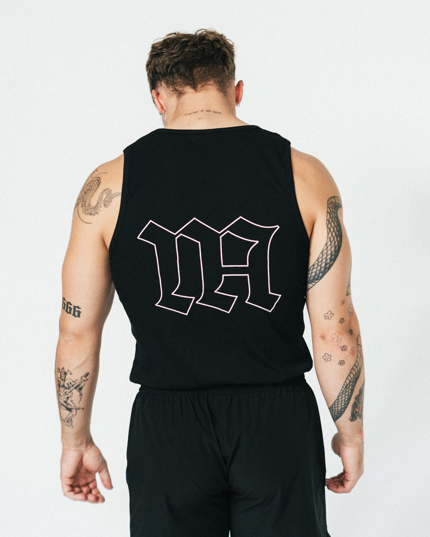 NA's Active Tank Top er den perfekte tank top til dig der elsker styrketræning, fitness og Hyrox og som ønsker en komfortabel og blød top, som sidder tæt over brystet og holder pasformen. Det perfekte muscle fit med vores velkendte Gothic print, som kan bruges både til træning og til hverdag.