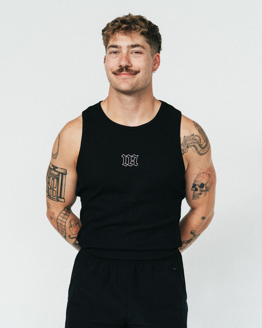 NA's Active Tank Top er den perfekte tank top til dig der elsker styrketræning, fitness og Hyrox og som ønsker en komfortabel og blød top, som sidder tæt over brystet og holder pasformen. Det perfekte muscle fit med vores velkendte Gothic print, som kan bruges både til træning og til hverdag.