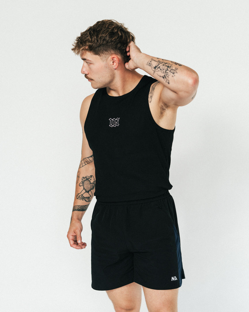NA's Active Tank Top er den perfekte tank top til dig der elsker styrketræning, fitness og Hyrox og som ønsker en komfortabel og blød top, som sidder tæt over brystet og holder pasformen. Det perfekte muscle fit med vores velkendte Gothic print, som kan bruges både til træning og til hverdag.