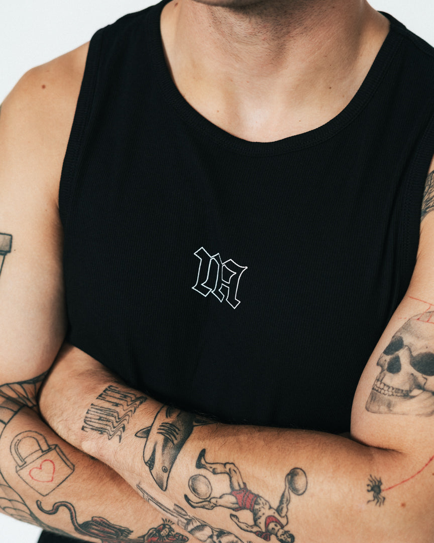 NA's Active Tank Top er den perfekte tank top til dig der elsker styrketræning, fitness og Hyrox og som ønsker en komfortabel og blød top, som sidder tæt over brystet og holder pasformen. Det perfekte muscle fit med vores velkendte Gothic print, som kan bruges både til træning og til hverdag.