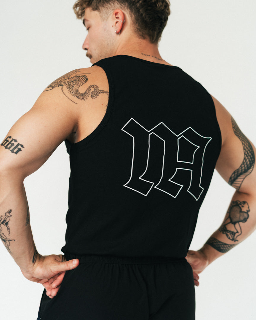 NA's Active Tank Top er den perfekte tank top til dig der elsker styrketræning, fitness og Hyrox og som ønsker en komfortabel og blød top, som sidder tæt over brystet og holder pasformen. Det perfekte muscle fit med vores velkendte Gothic print, som kan bruges både til træning og til hverdag.