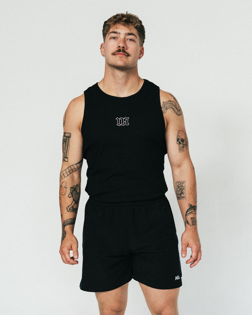 NA's Active Tank Top er den perfekte tank top til dig der elsker styrketræning, fitness og Hyrox og som ønsker en komfortabel og blød top, som sidder tæt over brystet og holder pasformen. Det perfekte muscle fit med vores velkendte Gothic print, som kan bruges både til træning og til hverdag.