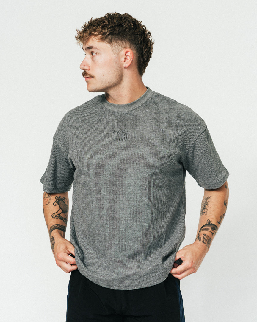 Blød, komfortabel og lavet til at følge dig hele dagen – både til træning og alt der indimellem!
Vores Waffle T-shirt kombinerer komfort og performance med den perfekte pasform - et oversized fit, med det ikoniske drop shoulder look og et flot fald over brystet.