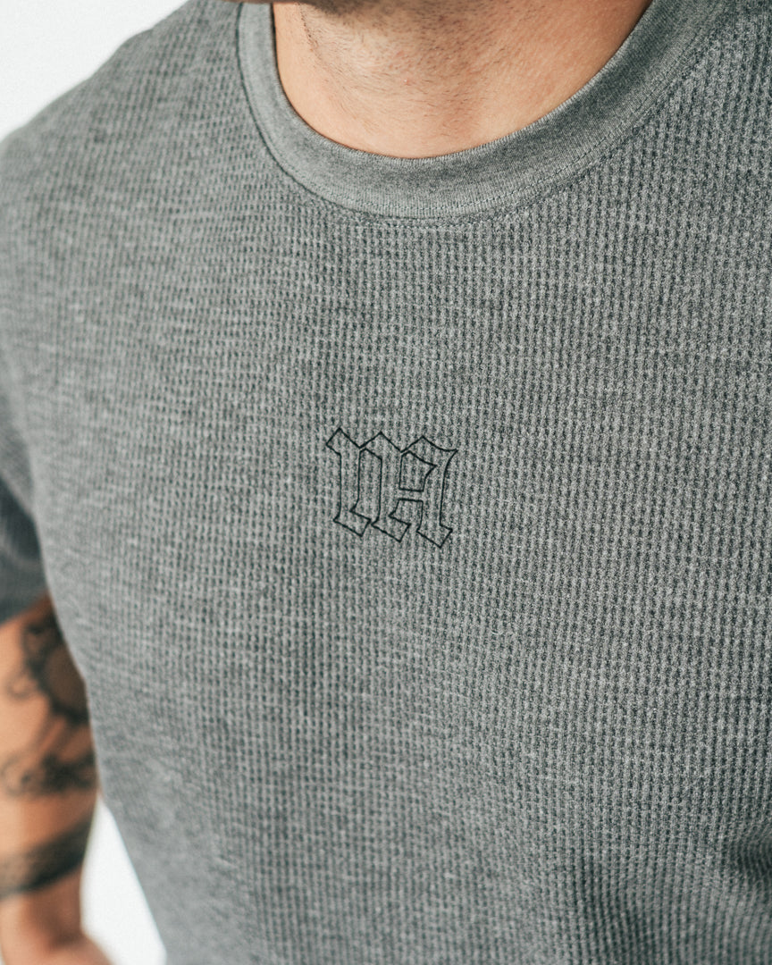 Blød, komfortabel og lavet til at følge dig hele dagen – både til træning og alt der indimellem!
Vores Waffle T-shirt kombinerer komfort og performance med den perfekte pasform - et oversized fit, med det ikoniske drop shoulder look og et flot fald over brystet.