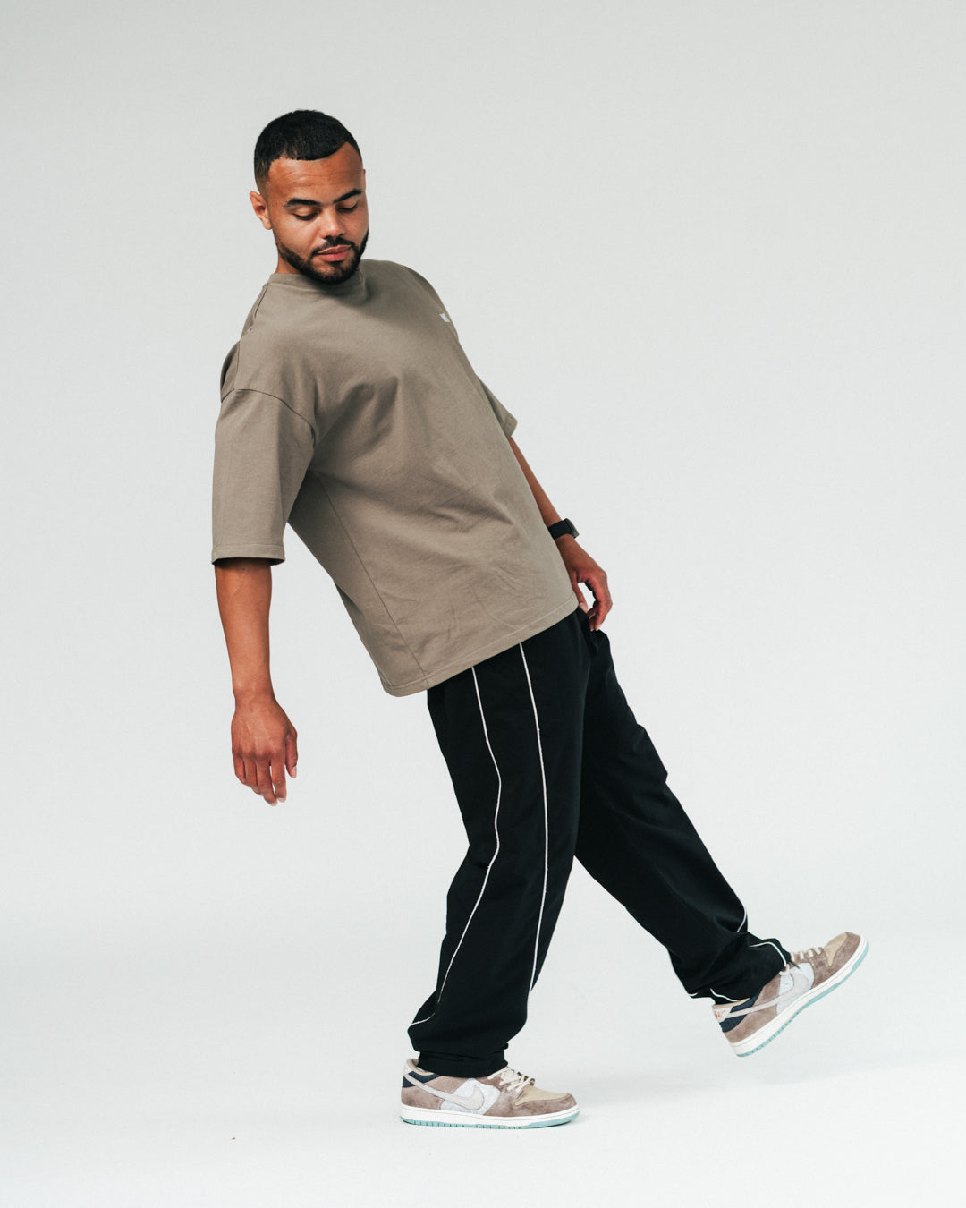 NA's Oversized t-shirt er beskrevet som det perfekte pump cover, gennemført pasform og maksimal komfort. Det bløde og åndbare bomuld kombineret med det ikoniske oversized box fit - gør den ideel som både træningstrøje og casual hverdagslook. Med drop shoulders og et naturligt fald over brystet, der skaber en flatterende silhuet, går du aldrig galt i byen med den her t-shirt.