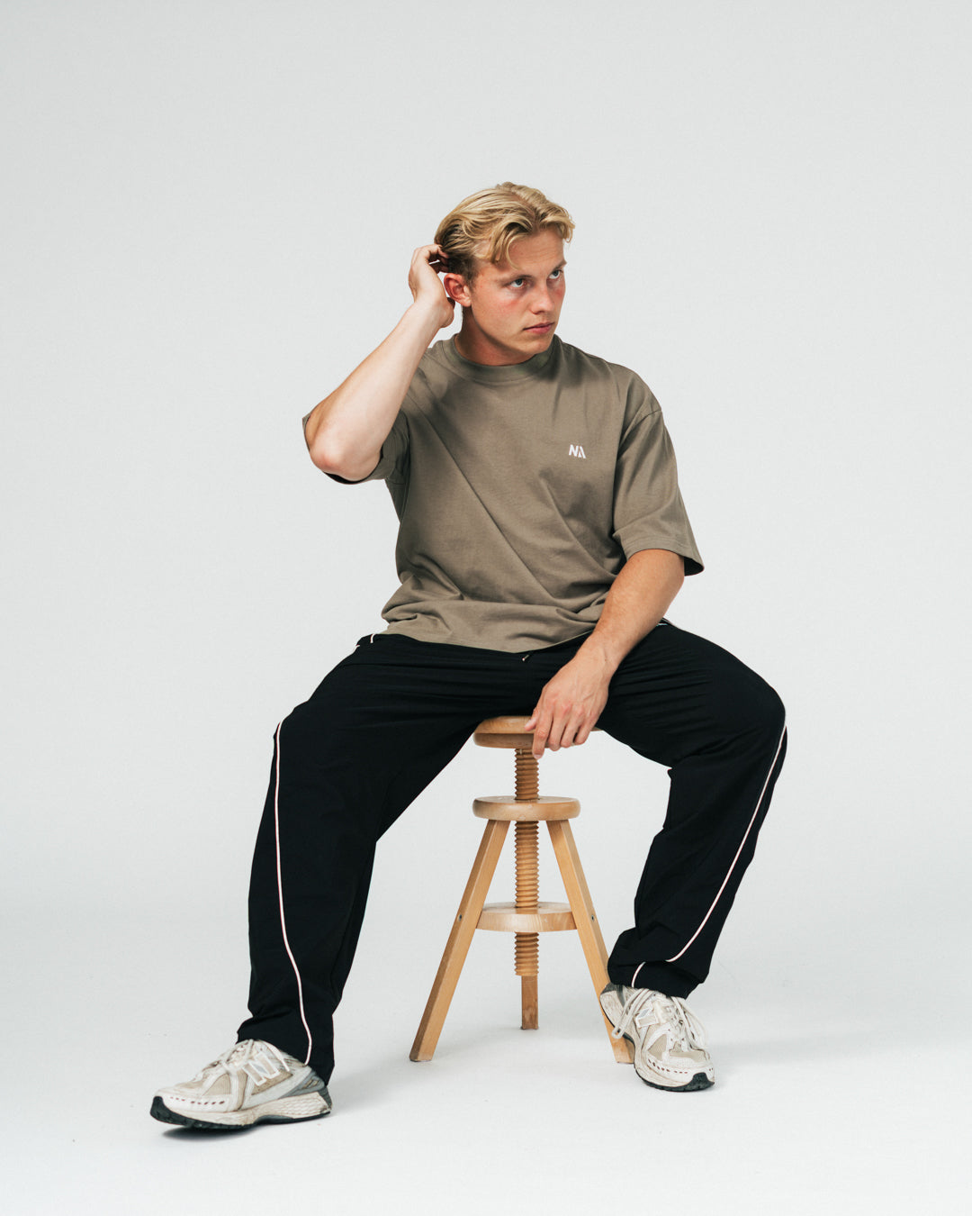 NA's Oversized t-shirt er beskrevet som det perfekte pump cover, gennemført pasform og maksimal komfort. Det bløde og åndbare bomuld kombineret med det ikoniske oversized box fit - gør den ideel som både træningstrøje og casual hverdagslook. Med drop shoulders og et naturligt fald over brystet, der skaber en flatterende silhuet, går du aldrig galt i byen med den her t-shirt.