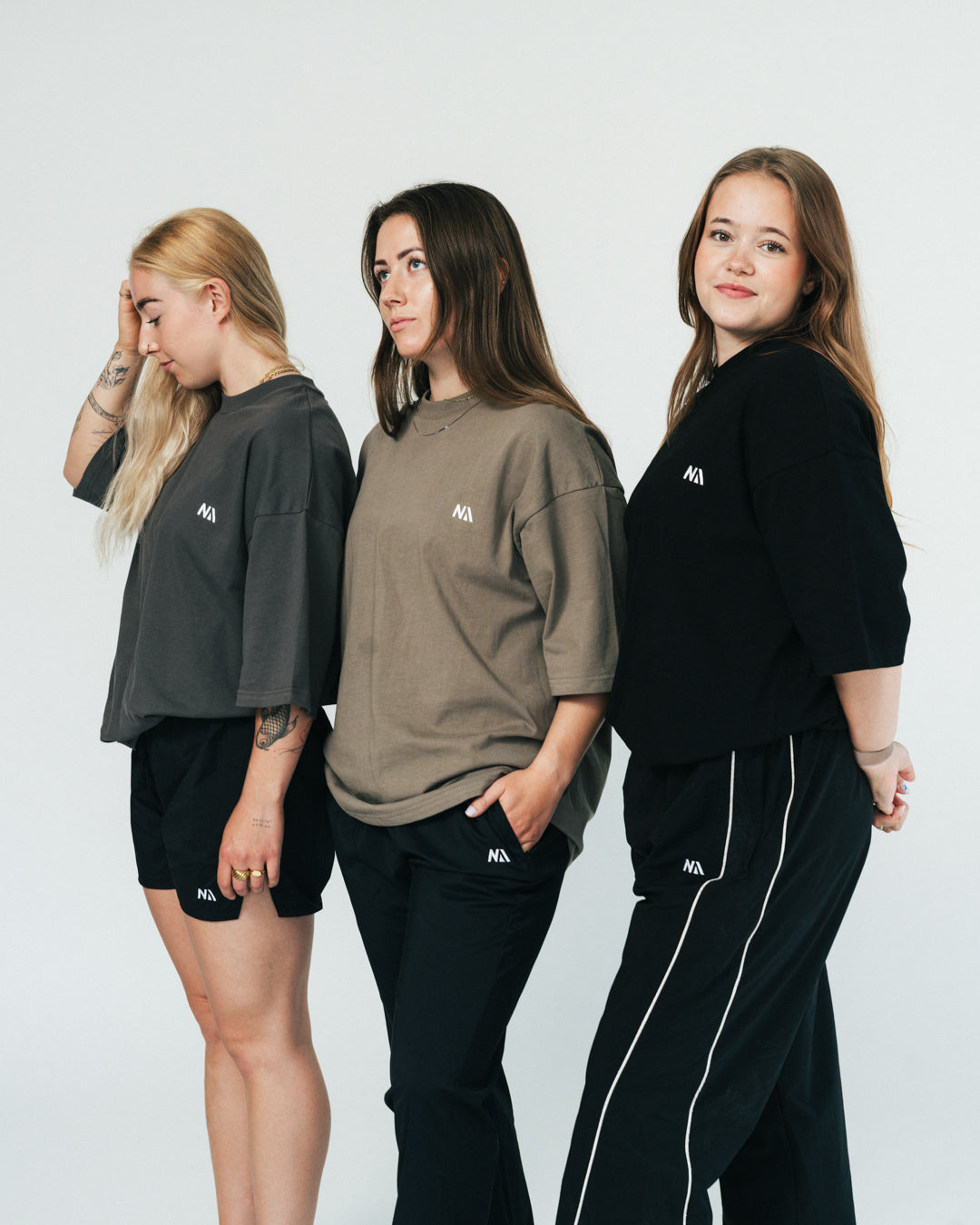 NA's Oversized t-shirt er beskrevet som det perfekte pump cover, gennemført pasform og maksimal komfort. Det bløde og åndbare bomuld kombineret med det ikoniske oversized box fit - gør den ideel som både træningstrøje og casual hverdagslook. Med drop shoulders og et naturligt fald over brystet, der skaber en flatterende silhuet, går du aldrig galt i byen med den her t-shirt.
