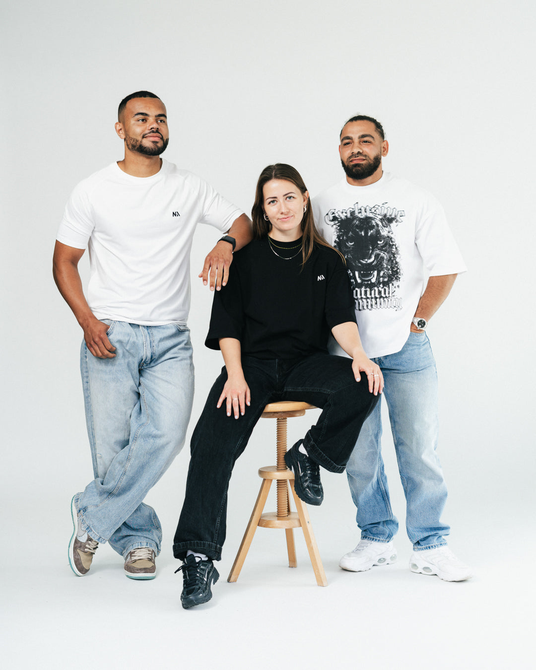 NA's Oversized t-shirt er beskrevet som det perfekte pump cover, gennemført pasform og maksimal komfort. Det bløde og åndbare bomuld kombineret med det ikoniske oversized box fit - gør den ideel som både træningstrøje og casual hverdagslook. Med drop shoulders og et naturligt fald over brystet, der skaber en flatterende silhuet, går du aldrig galt i byen med den her t-shirt.