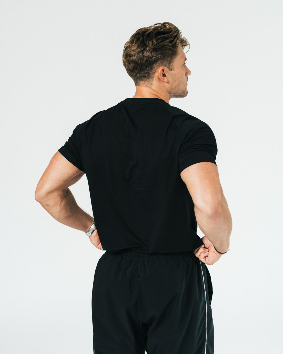 Oplev den perfekte pasform med NA's Performance T-shirt – designet til dig, der ønsker en tætsiddende muscle fit t-shirt, der både er strækbar og holder formen vask efter vask.
Denne trænings t-shirt kombinerer funktionalitet og stil med strategisk placerede syninger, der fremhæver skuldre, bryst og arme – alt sammen i et enkelt og minimalistisk design. Ideel til både træning og hverdagsbrug, hvor komfort og udseende er i fokus.