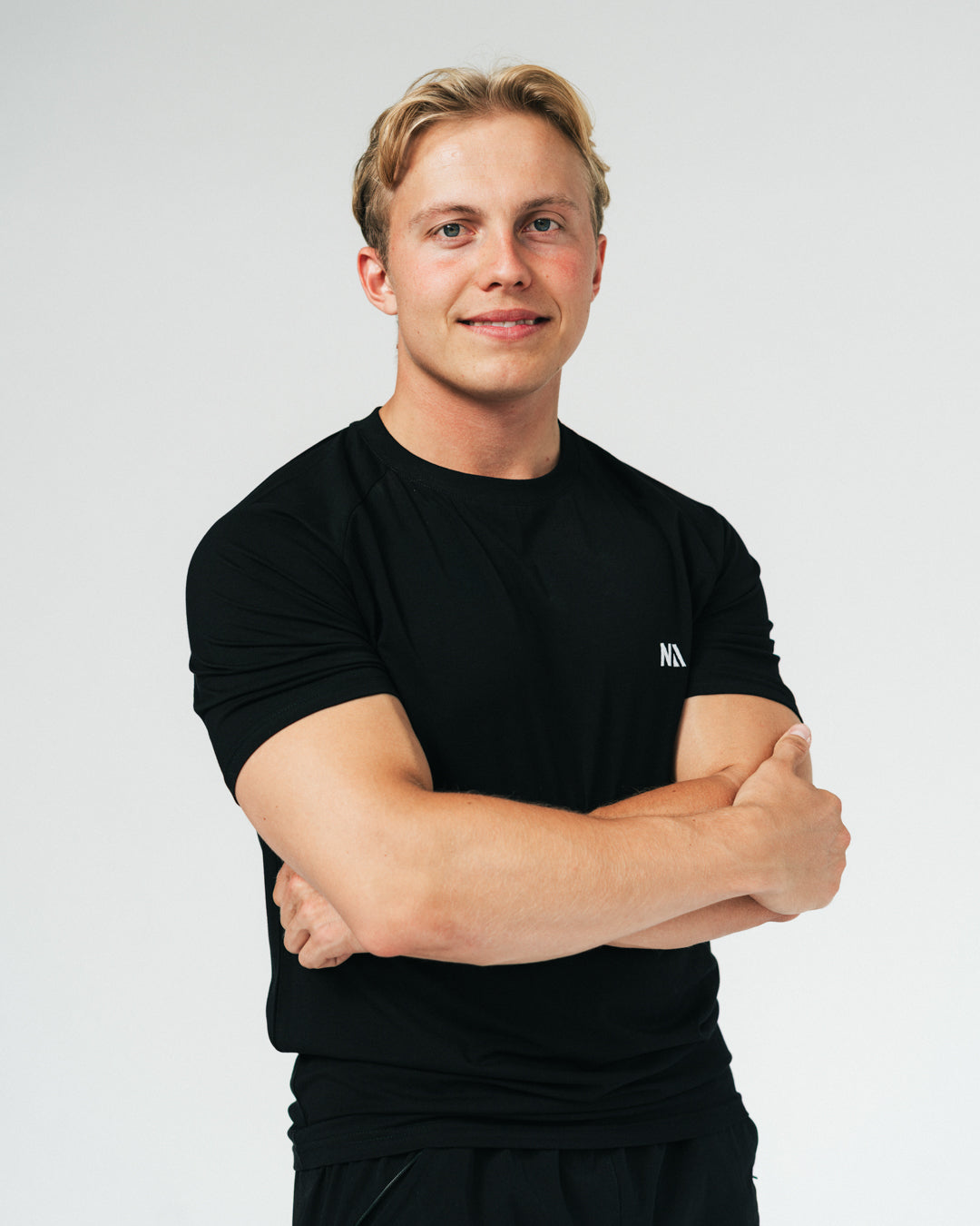 Oplev den perfekte pasform med NA's Performance T-shirt – designet til dig, der ønsker en tætsiddende muscle fit t-shirt, der både er strækbar og holder formen vask efter vask.
Denne trænings t-shirt kombinerer funktionalitet og stil med strategisk placerede syninger, der fremhæver skuldre, bryst og arme – alt sammen i et enkelt og minimalistisk design. Ideel til både træning og hverdagsbrug, hvor komfort og udseende er i fokus.