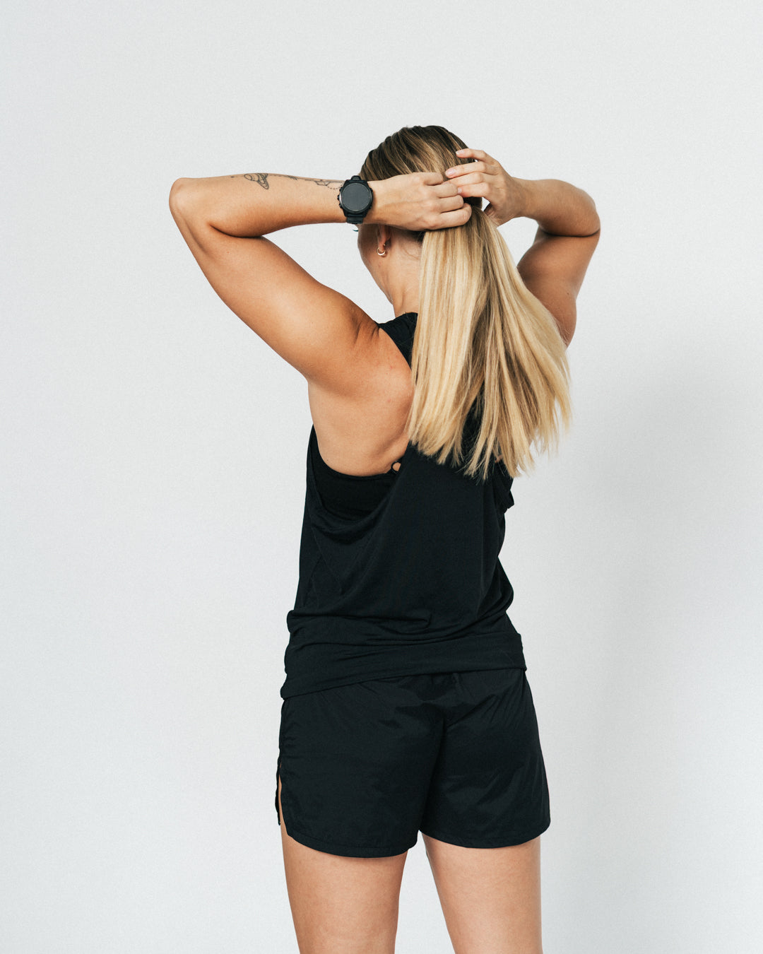 Uanset om du er ny til løb eller erfaren ultraløber, er din nye Running Singlet fra Naturlig Atlet designet til at følge dig hele vejen. Denne letvægts løbe-singlet kombinerer høj åndbarhed med fuld bevægelsesfrihed – perfekt til både varme sommerløb, intervaltræning og lange ture.
Pasformen er sporty og funktionel, med et minimalistisk design, der giver dig friheden til at præstere det DU kan.
Det oplagte valg til dig der skal i gang med løb eller den erfarne der søger en kompromisløs singlet.