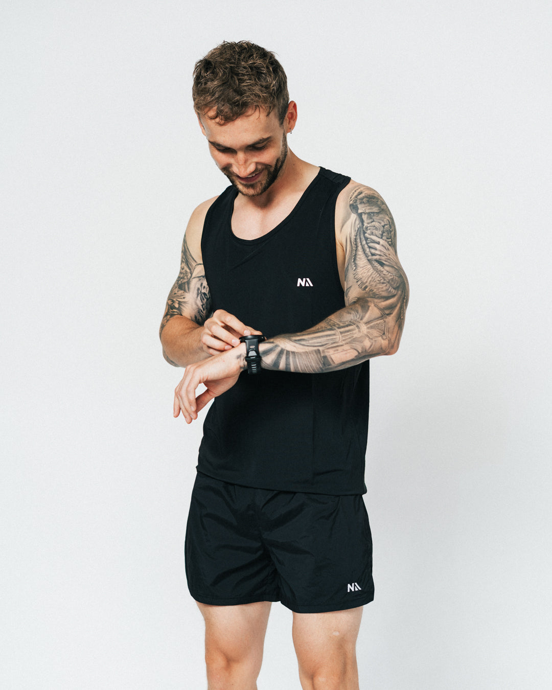 Uanset om du er ny til løb eller erfaren ultraløber, er din nye Running Singlet fra Naturlig Atlet designet til at følge dig hele vejen. Denne letvægts løbe-singlet kombinerer høj åndbarhed med fuld bevægelsesfrihed – perfekt til både varme sommerløb, intervaltræning og lange ture.
Pasformen er sporty og funktionel, med et minimalistisk design, der giver dig friheden til at præstere det DU kan.
Det oplagte valg til dig der skal i gang med løb eller den erfarne der søger en kompromisløs singlet.