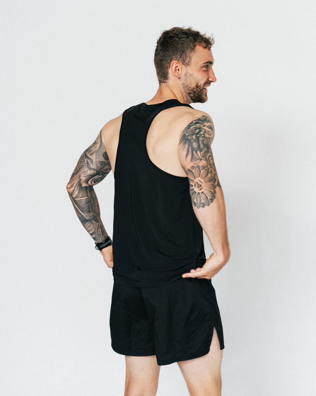 Uanset om du er ny til løb eller erfaren ultraløber, er din nye Running Singlet fra Naturlig Atlet designet til at følge dig hele vejen. Denne letvægts løbe-singlet kombinerer høj åndbarhed med fuld bevægelsesfrihed – perfekt til både varme sommerløb, intervaltræning og lange ture.
Pasformen er sporty og funktionel, med et minimalistisk design, der giver dig friheden til at præstere det DU kan.
Det oplagte valg til dig der skal i gang med løb eller den erfarne der søger en kompromisløs singlet.