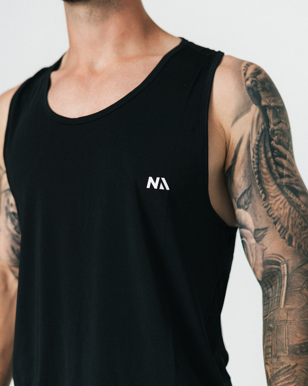 Uanset om du er ny til løb eller erfaren ultraløber, er din nye Running Singlet fra Naturlig Atlet designet til at følge dig hele vejen. Denne letvægts løbe-singlet kombinerer høj åndbarhed med fuld bevægelsesfrihed – perfekt til både varme sommerløb, intervaltræning og lange ture.
Pasformen er sporty og funktionel, med et minimalistisk design, der giver dig friheden til at præstere det DU kan.
Det oplagte valg til dig der skal i gang med løb eller den erfarne der søger en kompromisløs singlet.