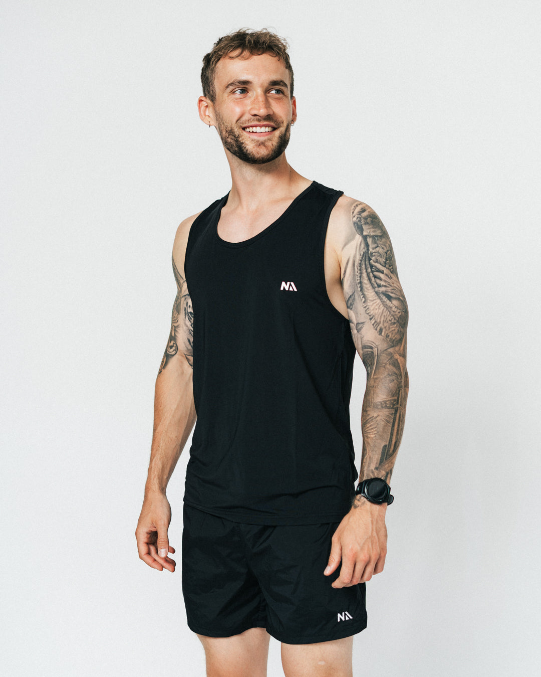 Uanset om du er ny til løb eller erfaren ultraløber, er din nye Running Singlet fra Naturlig Atlet designet til at følge dig hele vejen. Denne letvægts løbe-singlet kombinerer høj åndbarhed med fuld bevægelsesfrihed – perfekt til både varme sommerløb, intervaltræning og lange ture.
Pasformen er sporty og funktionel, med et minimalistisk design, der giver dig friheden til at præstere det DU kan.
Det oplagte valg til dig der skal i gang med løb eller den erfarne der søger en kompromisløs singlet.