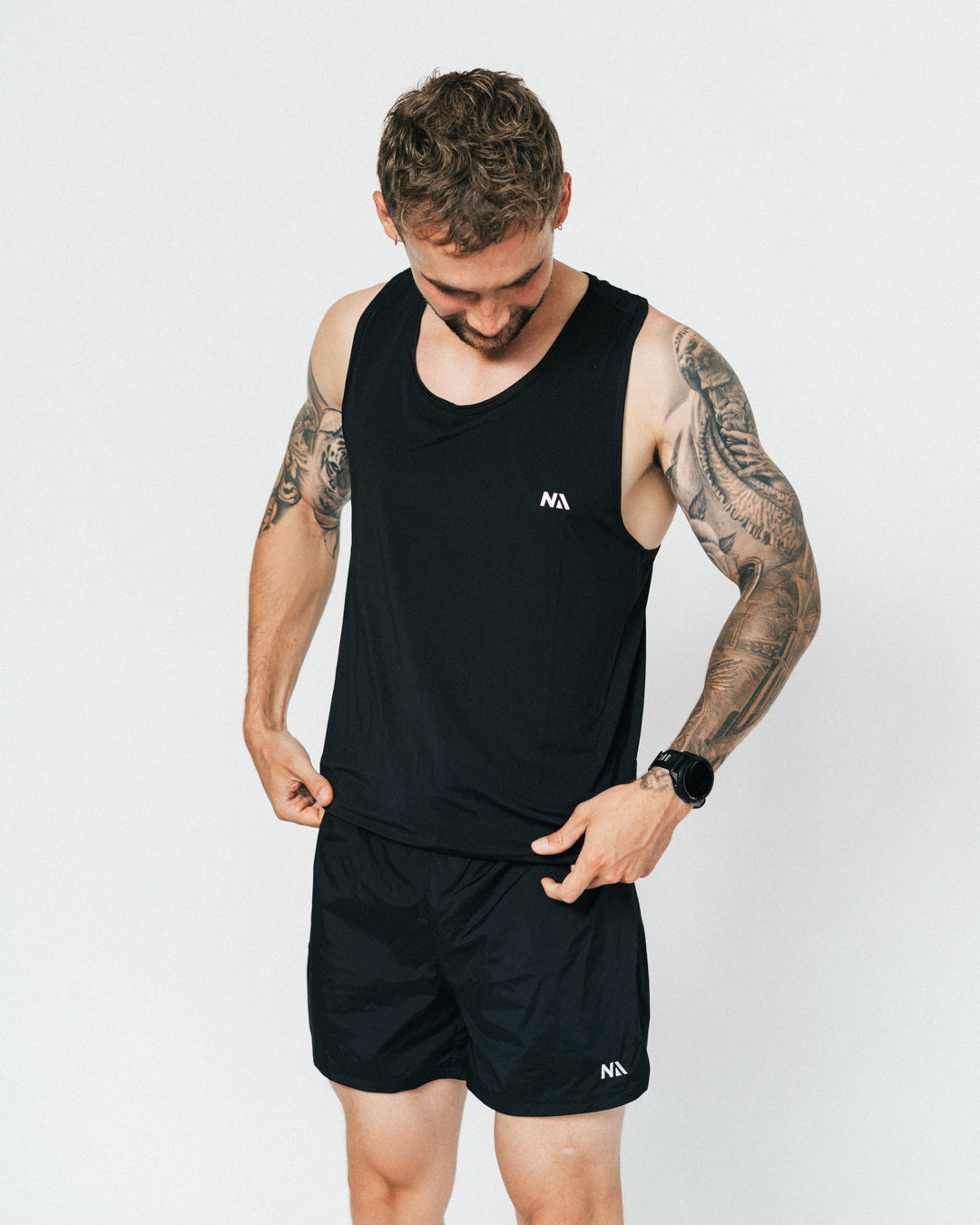 Uanset om du er ny til løb eller erfaren ultraløber, er din nye Running Singlet fra Naturlig Atlet designet til at følge dig hele vejen. Denne letvægts løbe-singlet kombinerer høj åndbarhed med fuld bevægelsesfrihed – perfekt til både varme sommerløb, intervaltræning og lange ture.
Pasformen er sporty og funktionel, med et minimalistisk design, der giver dig friheden til at præstere det DU kan.
Det oplagte valg til dig der skal i gang med løb eller den erfarne der søger en kompromisløs singlet.
