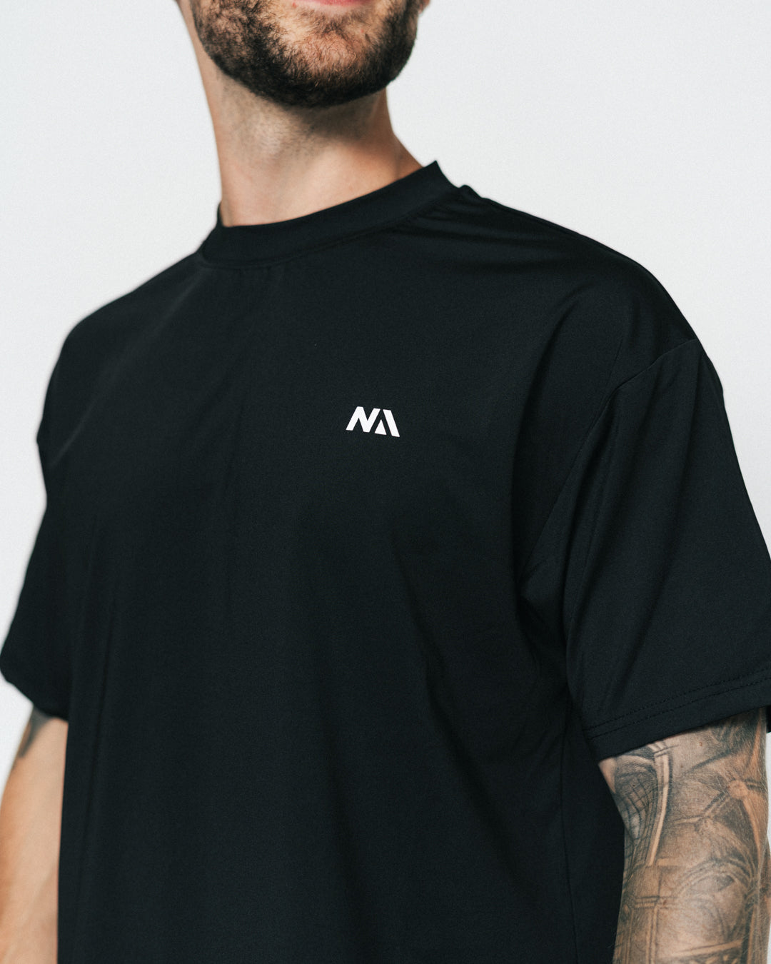 Når du vælger en t-shirt til løb, er det afgørende med den perfekte balance mellem komfort og bevægelsesfrihed – og det er netop, hvad du får med din nye Running T-shirt fra Naturlig Atlet.
T-shirten er designet i et sporty hverdagsfit, der sidder godt på alle. Det bløde, lidt tungere materiale kombinerer høj åndbarhed med effektiv svedtransport, hvilket giver dig en let og behagelig fornemmelse på dine løbeture og ved træning i centeret.