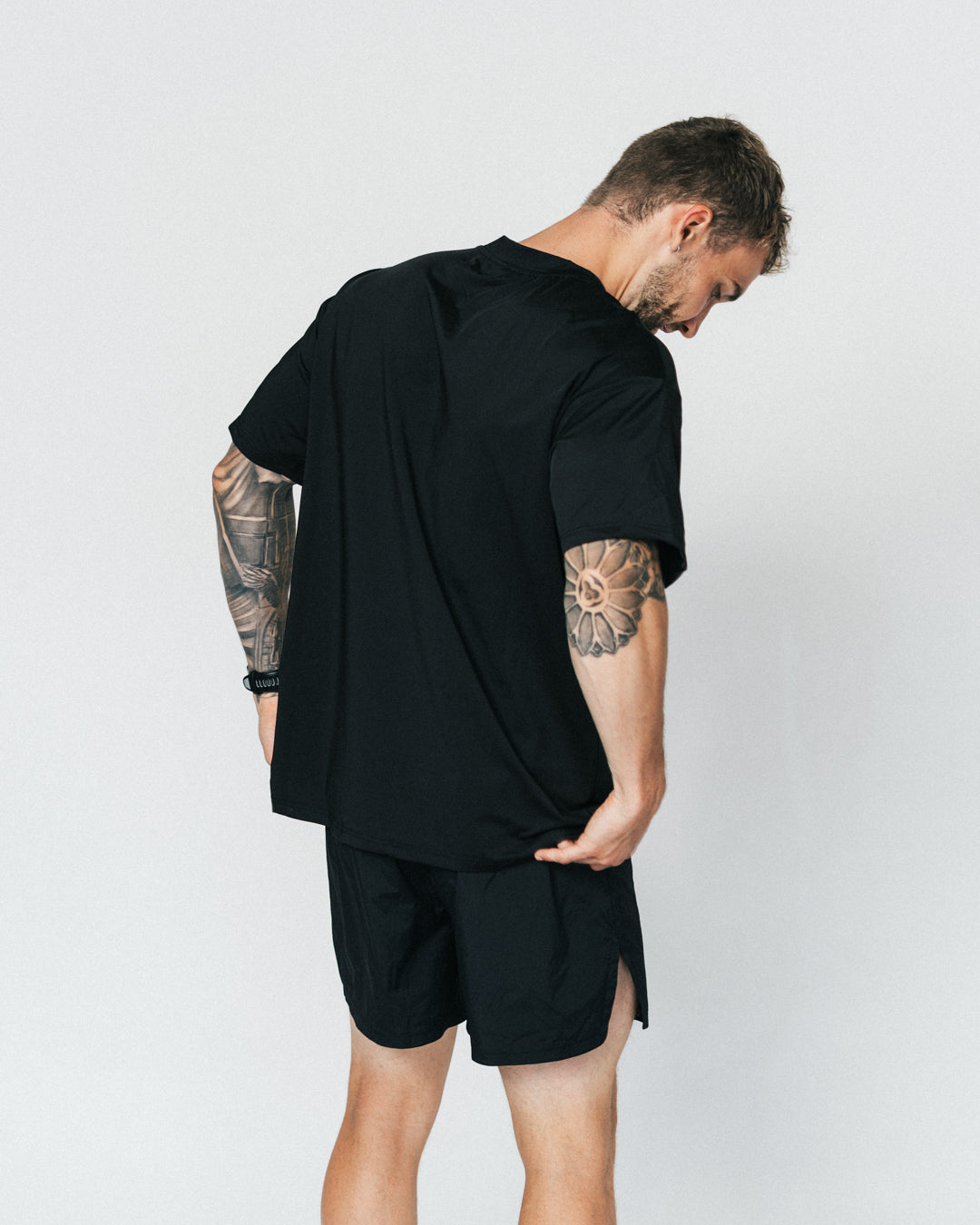 Når du vælger en t-shirt til løb, er det afgørende med den perfekte balance mellem komfort og bevægelsesfrihed – og det er netop, hvad du får med din nye Running T-shirt fra Naturlig Atlet.
T-shirten er designet i et sporty hverdagsfit, der sidder godt på alle. Det bløde, lidt tungere materiale kombinerer høj åndbarhed med effektiv svedtransport, hvilket giver dig en let og behagelig fornemmelse på dine løbeture og ved træning i centeret.