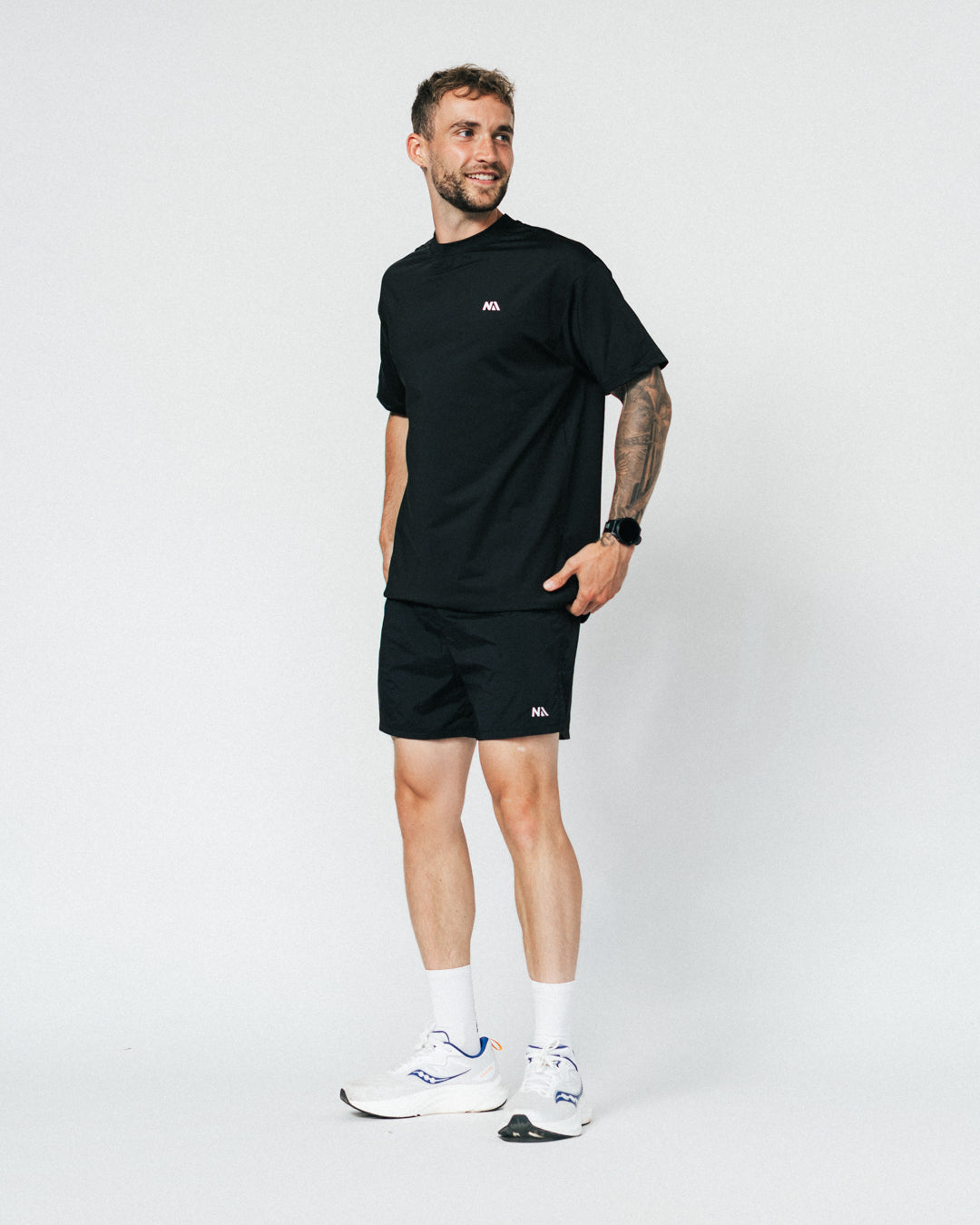 Når du vælger en t-shirt til løb, er det afgørende med den perfekte balance mellem komfort og bevægelsesfrihed – og det er netop, hvad du får med din nye Running T-shirt fra Naturlig Atlet.
T-shirten er designet i et sporty hverdagsfit, der sidder godt på alle. Det bløde, lidt tungere materiale kombinerer høj åndbarhed med effektiv svedtransport, hvilket giver dig en let og behagelig fornemmelse på dine løbeture og ved træning i centeret.