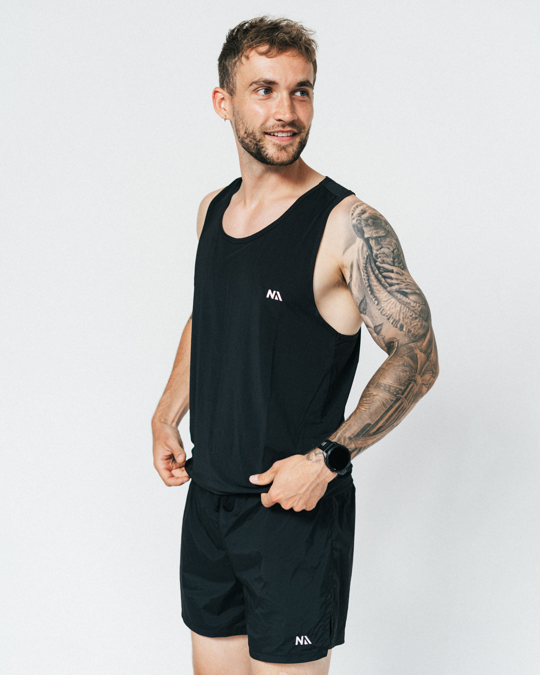 Uanset om du er ny til løb eller erfaren ultraløber, er din nye Running Singlet fra Naturlig Atlet designet til at følge dig hele vejen. Denne letvægts løbe-singlet kombinerer høj åndbarhed med fuld bevægelsesfrihed – perfekt til både varme sommerløb, intervaltræning og lange ture.
Pasformen er sporty og funktionel, med et minimalistisk design, der giver dig friheden til at præstere det DU kan.
Det oplagte valg til dig der skal i gang med løb eller den erfarne der søger en kompromisløs singlet.