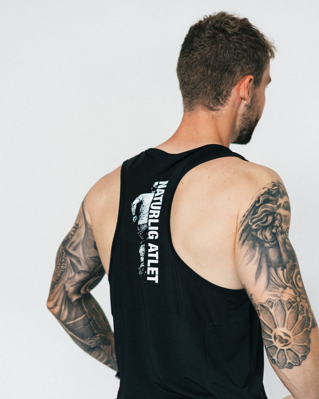 Uanset om du er ny til løb eller erfaren ultraløber, er din nye Running Singlet fra Naturlig Atlet designet til at følge dig hele vejen. Denne letvægts løbe-singlet kombinerer høj åndbarhed med fuld bevægelsesfrihed – perfekt til både varme sommerløb, intervaltræning og lange ture.
Pasformen er sporty og funktionel, med et minimalistisk design, der giver dig friheden til at præstere det DU kan.
Det oplagte valg til dig der skal i gang med løb eller den erfarne der søger en kompromisløs singlet.