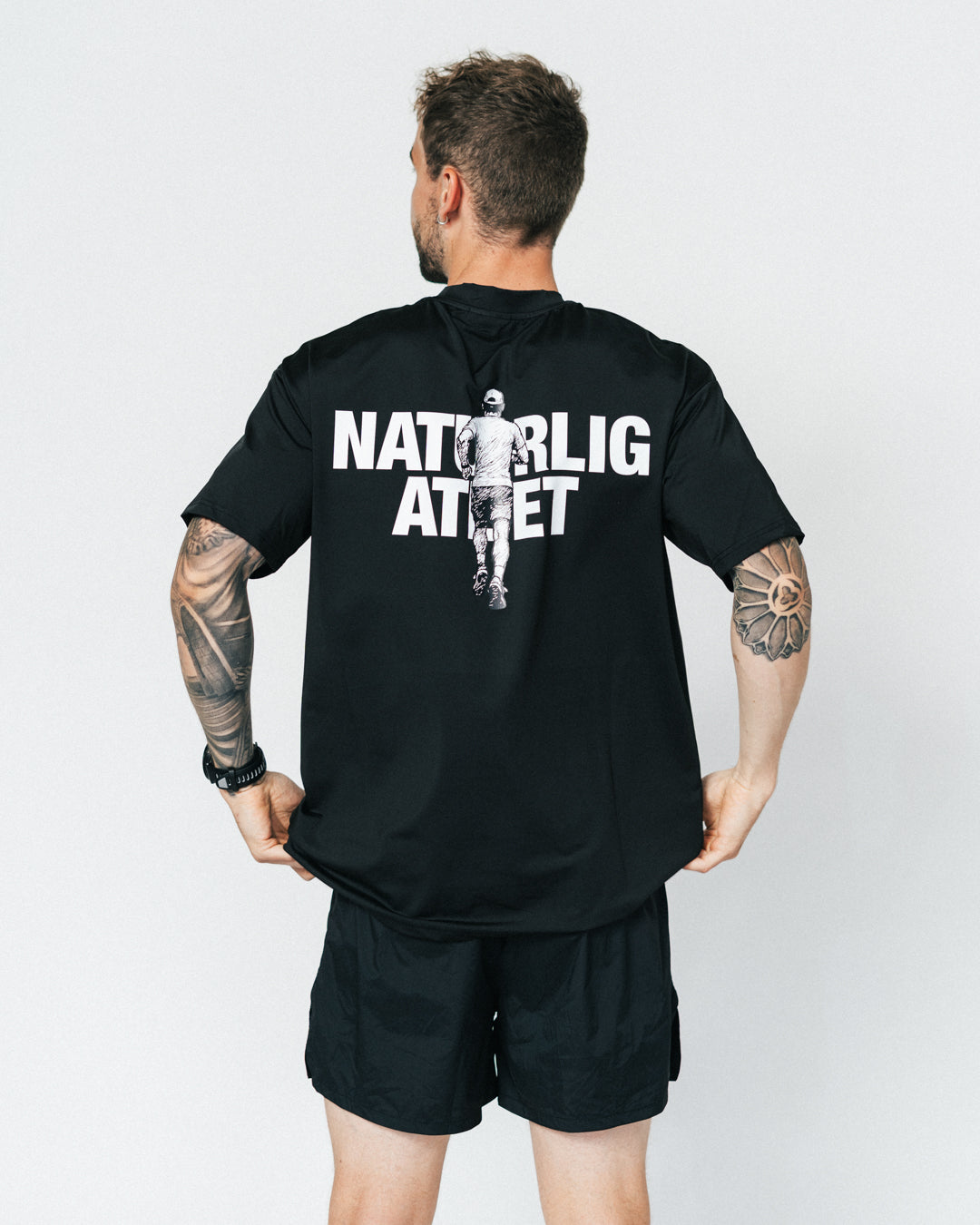 Når du vælger en t-shirt til løb, er det afgørende med den perfekte balance mellem komfort og bevægelsesfrihed – og det er netop, hvad du får med din nye Running T-shirt fra Naturlig Atlet.
T-shirten er designet i et sporty hverdagsfit, der sidder godt på alle. Det bløde, lidt tungere materiale kombinerer høj åndbarhed med effektiv svedtransport, hvilket giver dig en let og behagelig fornemmelse på dine løbeture og ved træning i centeret.