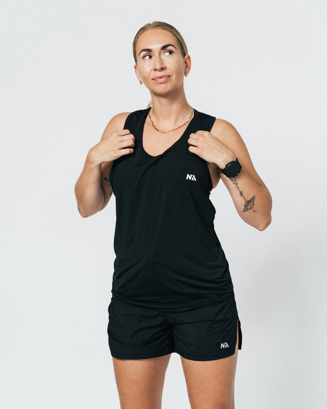 Uanset om du er ny til løb eller erfaren ultraløber, er din nye Running Singlet fra Naturlig Atlet designet til at følge dig hele vejen. Denne letvægts løbe-singlet kombinerer høj åndbarhed med fuld bevægelsesfrihed – perfekt til både varme sommerløb, intervaltræning og lange ture.
Pasformen er sporty og funktionel, med et minimalistisk design, der giver dig friheden til at præstere det DU kan.
Det oplagte valg til dig der skal i gang med løb eller den erfarne der søger en kompromisløs singlet.