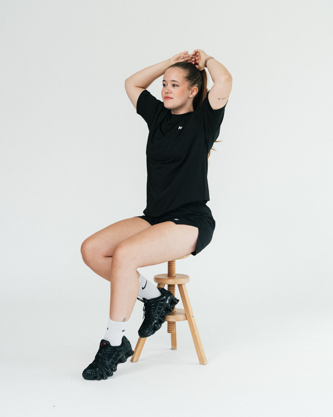Når du vælger en t-shirt til løb, er det afgørende med den perfekte balance mellem komfort og bevægelsesfrihed – og det er netop, hvad du får med din nye Running T-shirt fra Naturlig Atlet.
T-shirten er designet i et sporty hverdagsfit, der sidder godt på alle. Det bløde, lidt tungere materiale kombinerer høj åndbarhed med effektiv svedtransport, hvilket giver dig en let og behagelig fornemmelse på dine løbeture og ved træning i centeret.