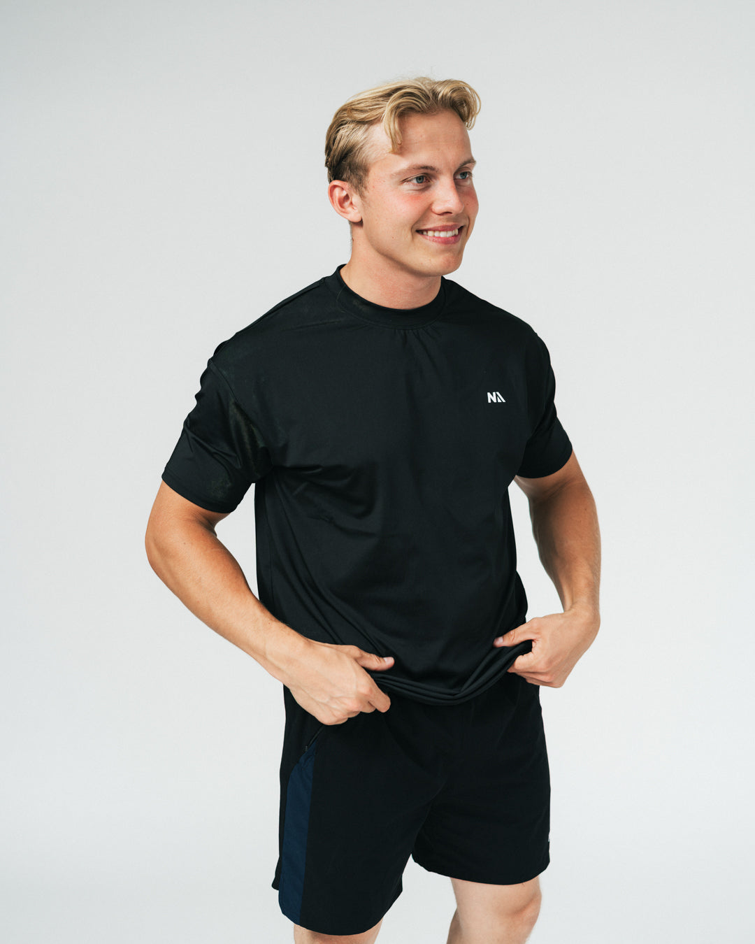 Når du vælger en t-shirt til løb, er det afgørende med den perfekte balance mellem komfort og bevægelsesfrihed – og det er netop, hvad du får med din nye Running T-shirt fra Naturlig Atlet.
T-shirten er designet i et sporty hverdagsfit, der sidder godt på alle. Det bløde, lidt tungere materiale kombinerer høj åndbarhed med effektiv svedtransport, hvilket giver dig en let og behagelig fornemmelse på dine løbeture og ved træning i centeret.