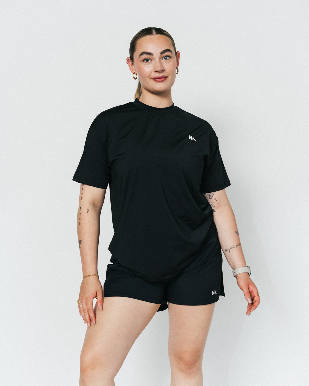 Når du vælger en t-shirt til løb, er det afgørende med den perfekte balance mellem komfort og bevægelsesfrihed – og det er netop, hvad du får med din nye Running T-shirt fra Naturlig Atlet.
T-shirten er designet i et sporty hverdagsfit, der sidder godt på alle. Det bløde, lidt tungere materiale kombinerer høj åndbarhed med effektiv svedtransport, hvilket giver dig en let og behagelig fornemmelse på dine løbeture og ved træning i centeret.