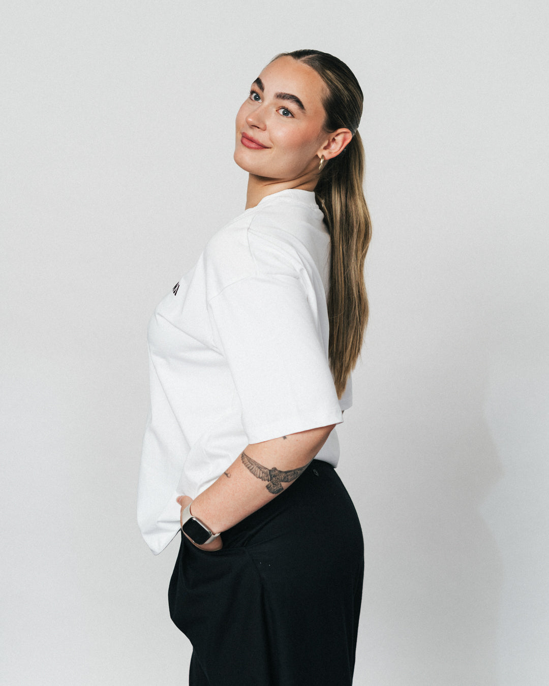 NA's Oversized t-shirt er beskrevet som det perfekte pump cover, gennemført pasform og maksimal komfort. Det bløde og åndbare bomuld kombineret med det ikoniske oversized box fit - gør den ideel som både træningstrøje og casual hverdagslook. Med drop shoulders og et naturligt fald over brystet, der skaber en flatterende silhuet, går du aldrig galt i byen med den her t-shirt.