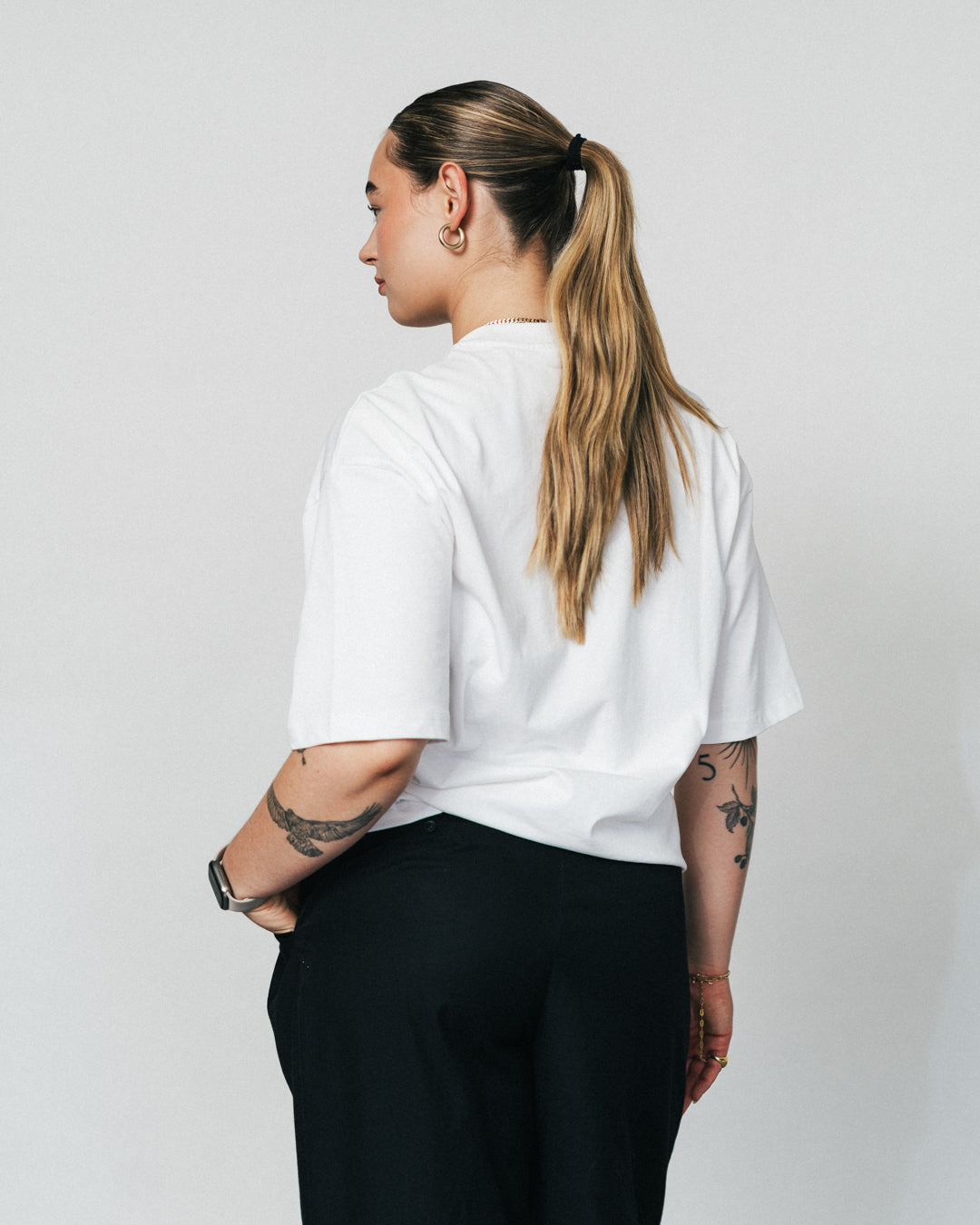 NA's Oversized t-shirt er beskrevet som det perfekte pump cover, gennemført pasform og maksimal komfort. Det bløde og åndbare bomuld kombineret med det ikoniske oversized box fit - gør den ideel som både træningstrøje og casual hverdagslook. Med drop shoulders og et naturligt fald over brystet, der skaber en flatterende silhuet, går du aldrig galt i byen med den her t-shirt.