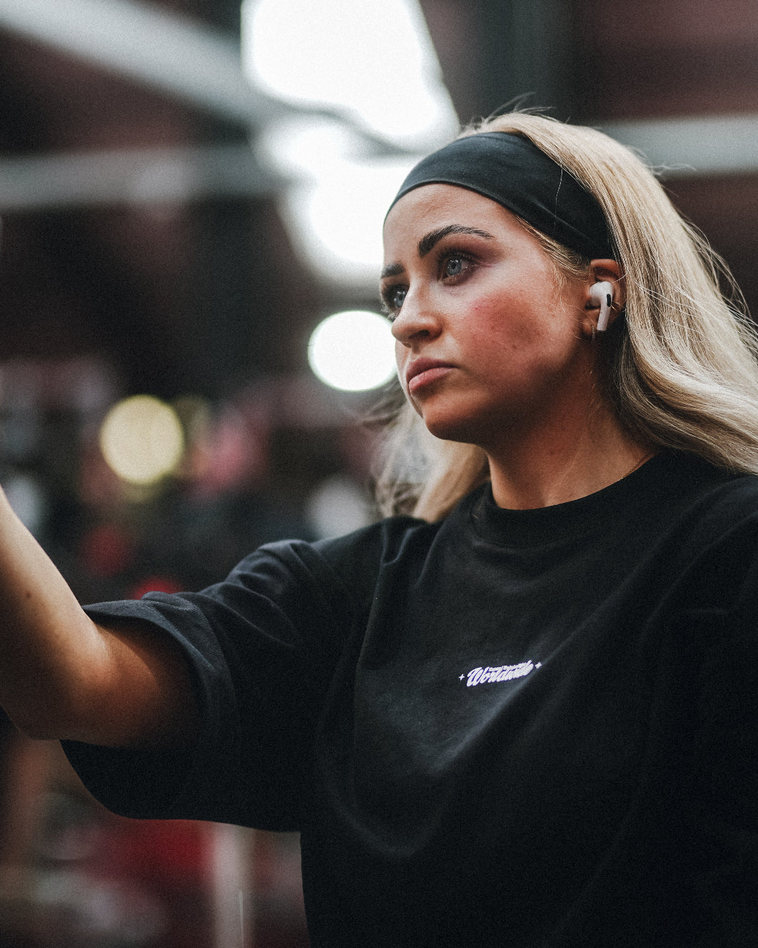 NA x NBW er et collab mellem to virksomheder, der tror på at naturlig bodybuilding er vejen frem. En oversized t-shirt som er beskrevet som det perfekte pump cover med et æstetisk og stilrent print!
Blødt og åndbart bomuld kombineret med det ikoniske box fit - gør den ideel som både træningstrøje og casual hverdagslook. Med drop shoulders og et naturligt fald over brystet, der skaber en flatterende silhuet, går du aldrig galt i byen med den her t-shirt.