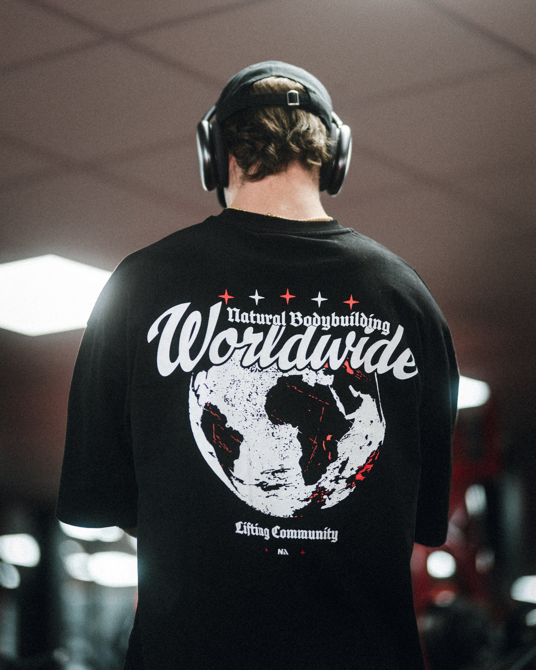 NA x NBW er et collab mellem to virksomheder, der tror på at naturlig bodybuilding er vejen frem. En oversized t-shirt som er beskrevet som det perfekte pump cover med et æstetisk og stilrent print!
Blødt og åndbart bomuld kombineret med det ikoniske box fit - gør den ideel som både træningstrøje og casual hverdagslook. Med drop shoulders og et naturligt fald over brystet, der skaber en flatterende silhuet, går du aldrig galt i byen med den her t-shirt.
