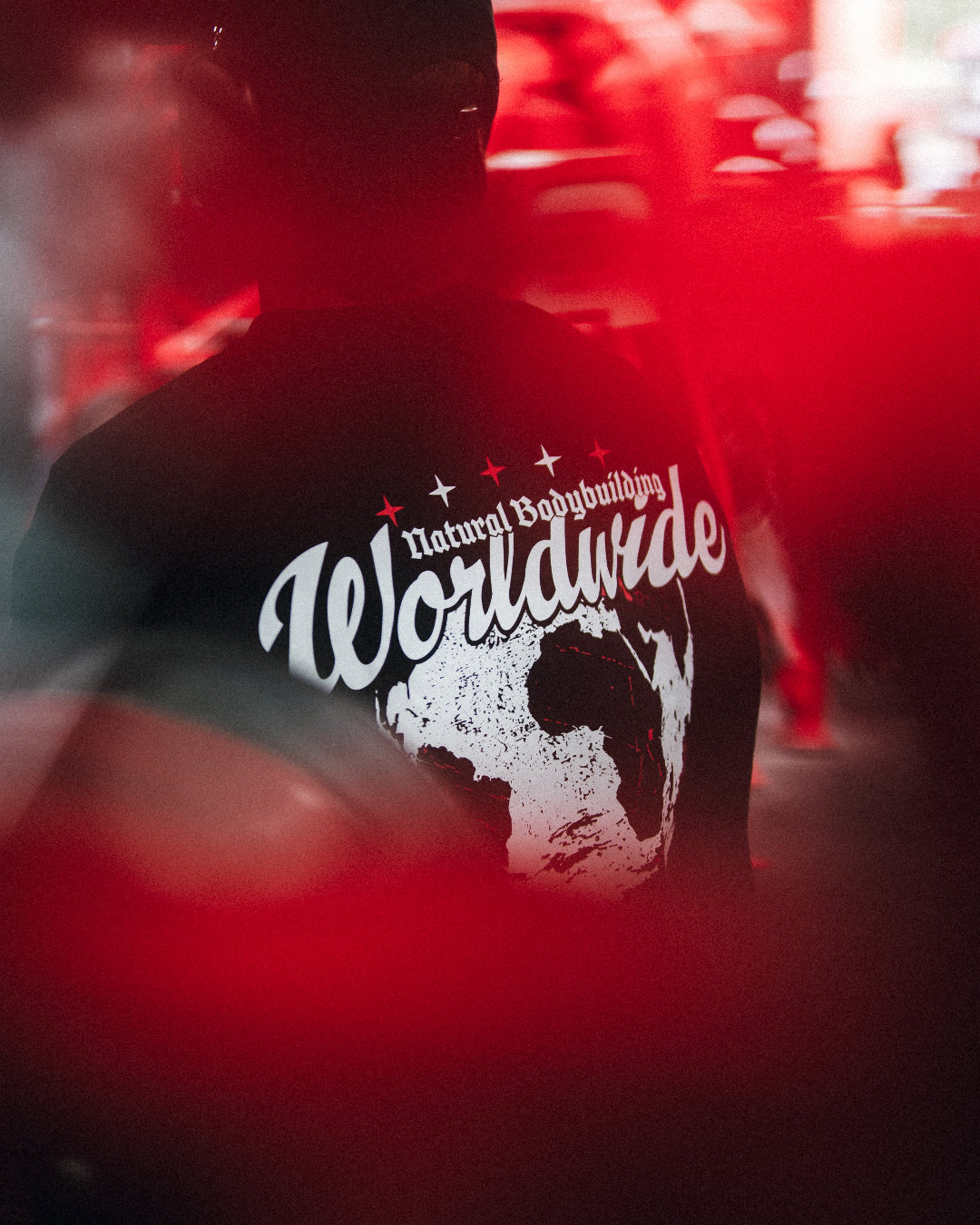 NA x NBW er et collab mellem to virksomheder, der tror på at naturlig bodybuilding er vejen frem. En oversized t-shirt som er beskrevet som det perfekte pump cover med et æstetisk og stilrent print!
Blødt og åndbart bomuld kombineret med det ikoniske box fit - gør den ideel som både træningstrøje og casual hverdagslook. Med drop shoulders og et naturligt fald over brystet, der skaber en flatterende silhuet, går du aldrig galt i byen med den her t-shirt.