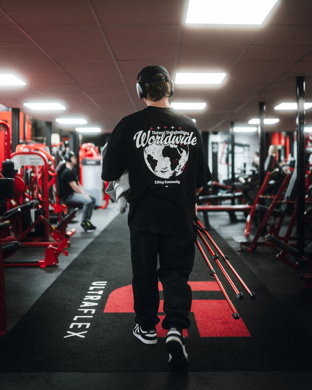 NA x NBW er et collab mellem to virksomheder, der tror på at naturlig bodybuilding er vejen frem. En oversized t-shirt som er beskrevet som det perfekte pump cover med et æstetisk og stilrent print!
Blødt og åndbart bomuld kombineret med det ikoniske box fit - gør den ideel som både træningstrøje og casual hverdagslook. Med drop shoulders og et naturligt fald over brystet, der skaber en flatterende silhuet, går du aldrig galt i byen med den her t-shirt.