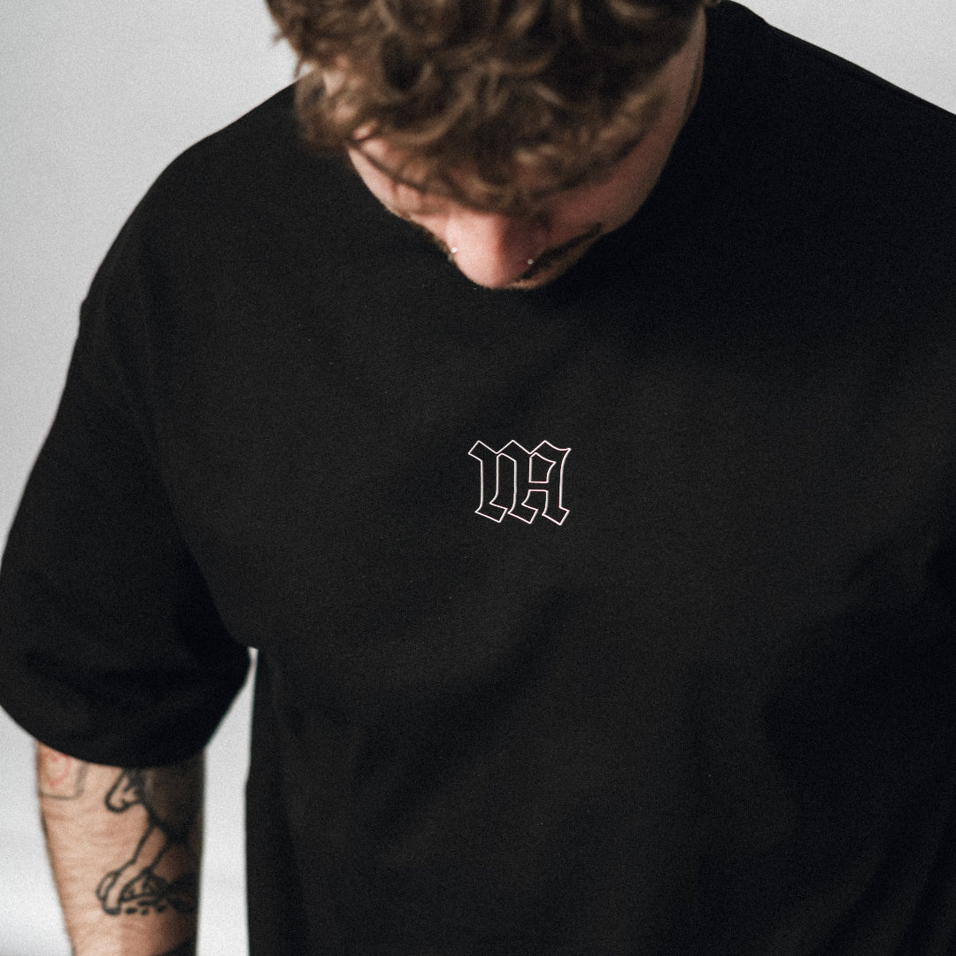 NA's Oversized t-shirt er beskrevet som det perfekte pump cover og nu kan du finde dem med moderne, simpelt og stilfuldt Gothic print, der går perfekt sammen med resten af dit træningstøj.
Det bløde og åndbare bomuld kombineret med det ikoniske oversized box fit - gør den ideel som både træningstrøje og casual hverdagslook. Med drop shoulders og et naturligt fald over brystet, der skaber en flatterende silhuet, går du aldrig galt i byen med den her t-shirt.
En ny standard inden for komfortabelt træningstøj